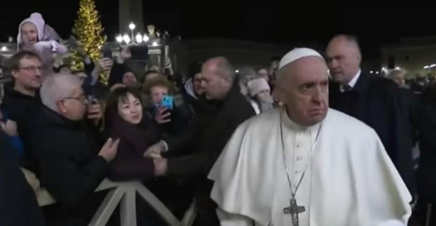 VIDEO Papa udario hodočasnicu